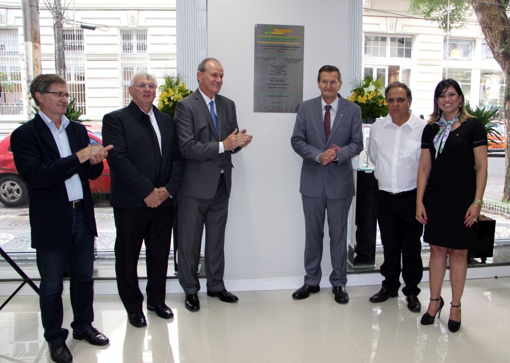 O descerramento da placa inaugural foi realizado pelos dirigentes do Sicredi - Crédito: Bruno Todero 