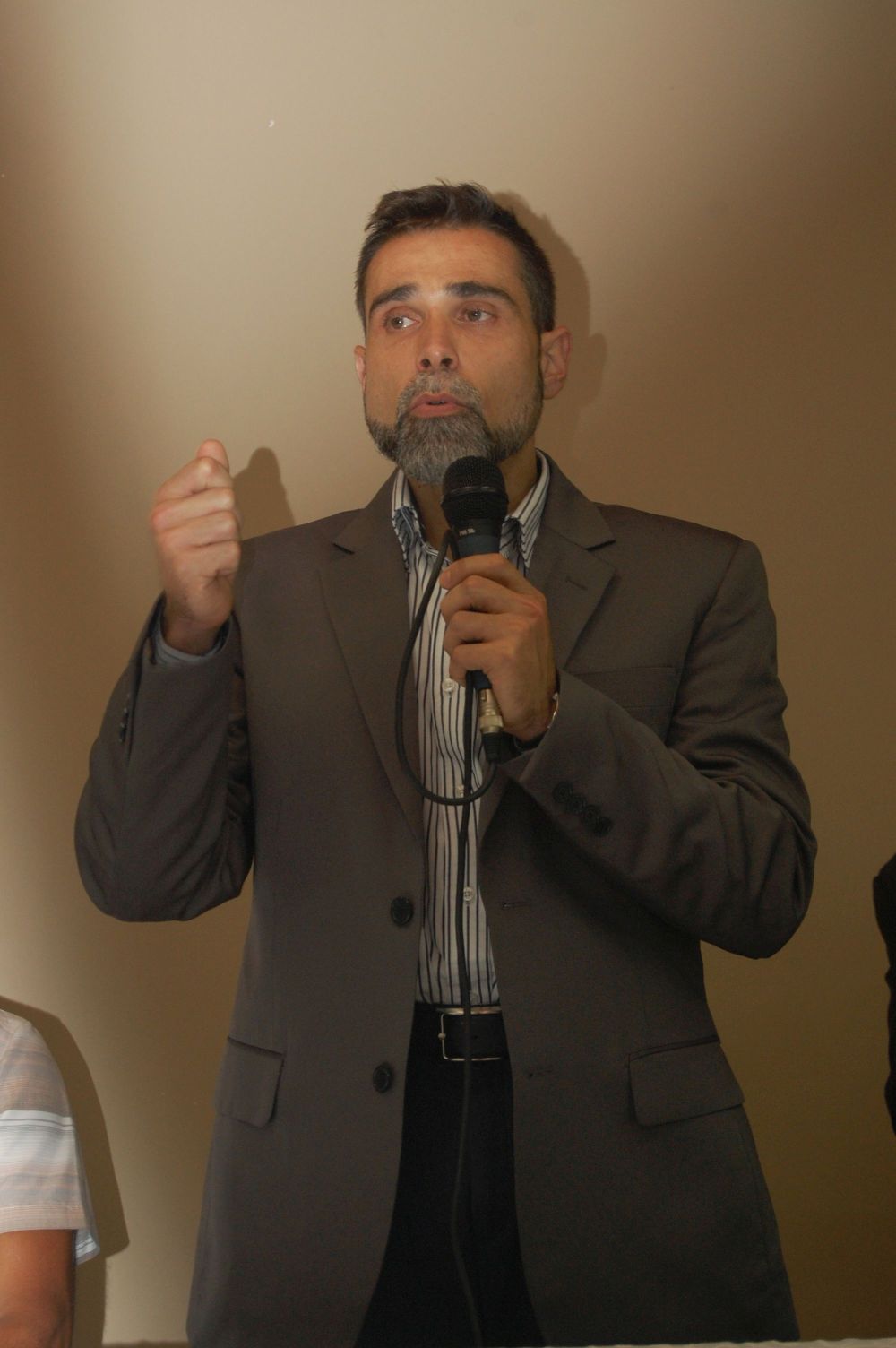 O presidente do PHS Curitiba, Fernando Ibanez, anuncia chapa completa de vereadores