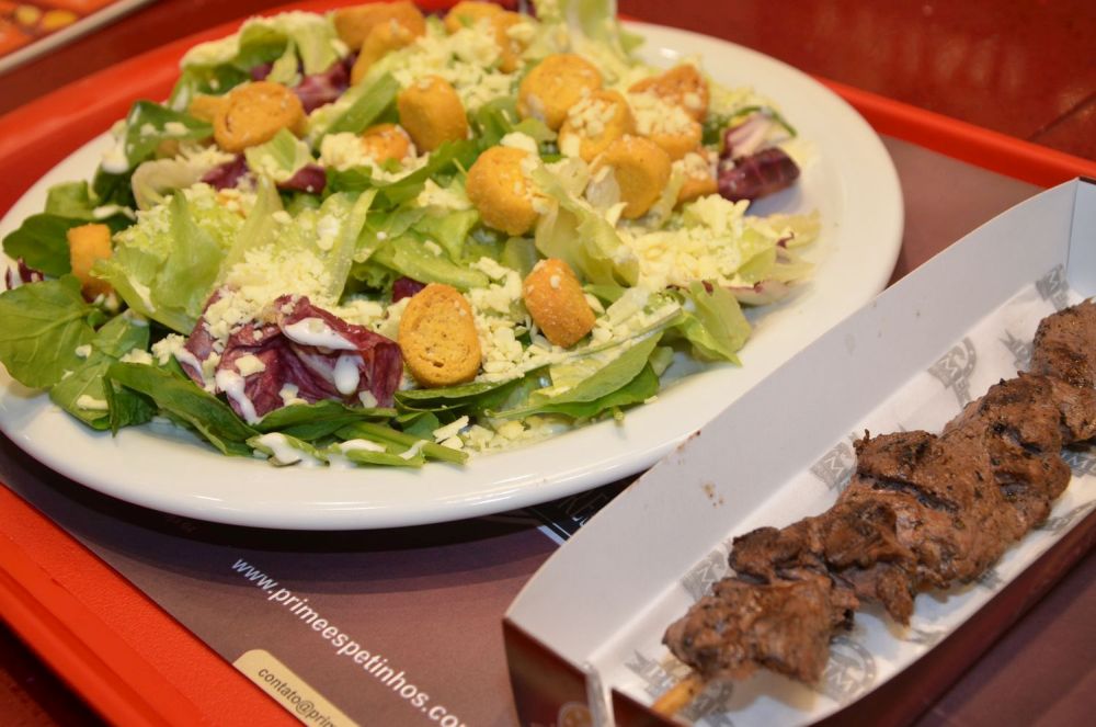 Cardápio permite montar prato com opções mais leves como uma salada Cardápio permite montar prato com opções mais leves como uma salada