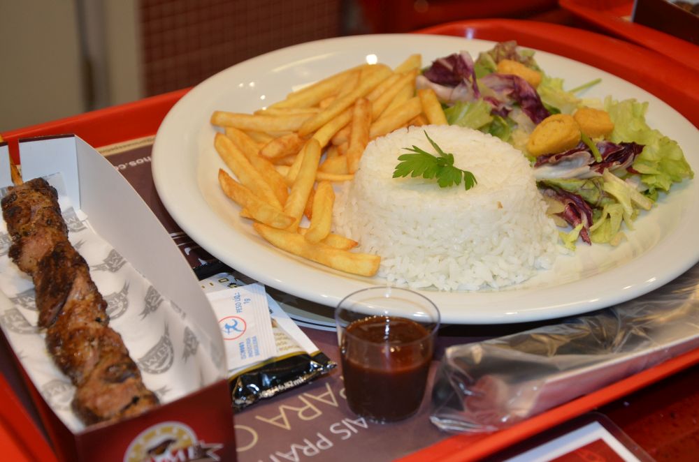 Ou uma refeição mais completa com espetinho, fritas, arroz e salada Ou uma refeição mais completa com espetinho, fritas, arroz e salada