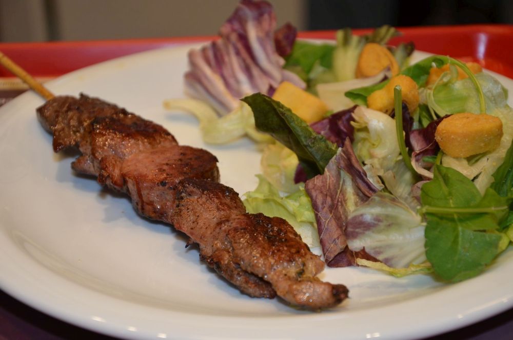 Salada simples com espetinho misto: são 22 sabores para agradar a todos