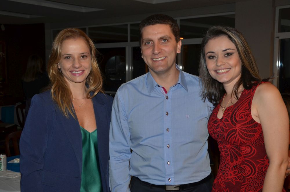 A presidente da APEP, Cristina Leitão, e o presidente da Associação dos Procuradores do Município de Curitiba, Miguel Adolfo Kalabaide, com a esposa Bruna A presidente da APEP, Cristina Leitão, e o presidente da Associação dos Procuradores do Município de Curitiba, Miguel Adolfo Kalabaide, com a esposa Bruna