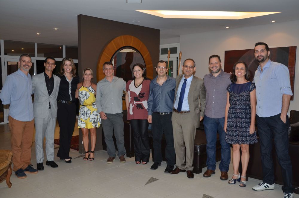 Diretores da APEP prestaram homenagem aos integrantes das comissões organizadora e examinadora do 15º Concurso da PGE-PR, pelo bom trabalho desempenhado Diretores da APEP prestaram homenagem aos integrantes das comissões organizadora e examinadora do 15º Concurso da PGE-PR, pelo bom trabalho desempenhado