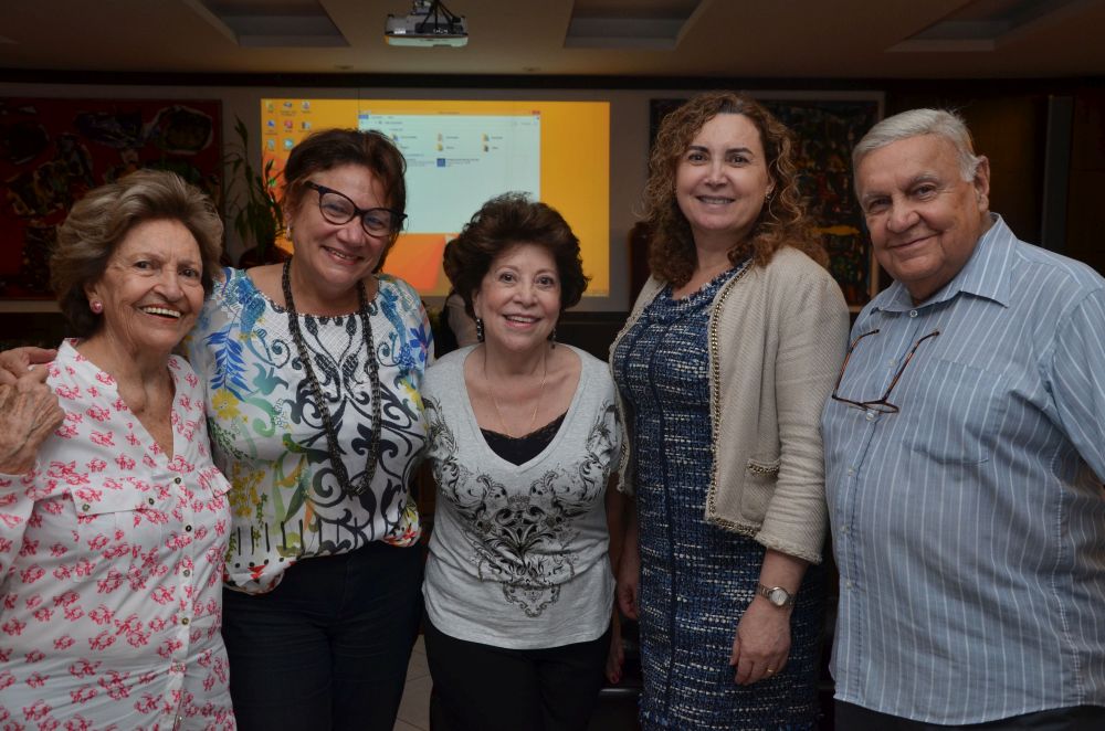 O 2º vice-presidente da APEP, Almir Hoffmann de Lara, com as procuradoras Amires Aparecida Montani, Eunice Fumagalli Martins e Scheer, Maria Mirian Martins Curi e Marcelene Carvalho da Silva Ramos O 2º vice-presidente da APEP, Almir Hoffmann de Lara, com as procuradoras Amires Aparecida Montani, Eunice Fumagalli Martins e Scheer, Maria Mirian Martins Curi e Marcelene Carvalho da Silva Ramos