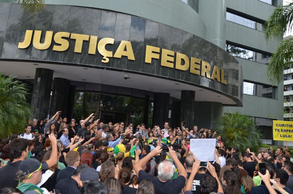 Manifestação em frente à sede da Justiça Federal em Curitiba (Bebel Ritzmann) Manifestação em frente à sede da Justiça Federal em Curitiba (Bebel Ritzmann)