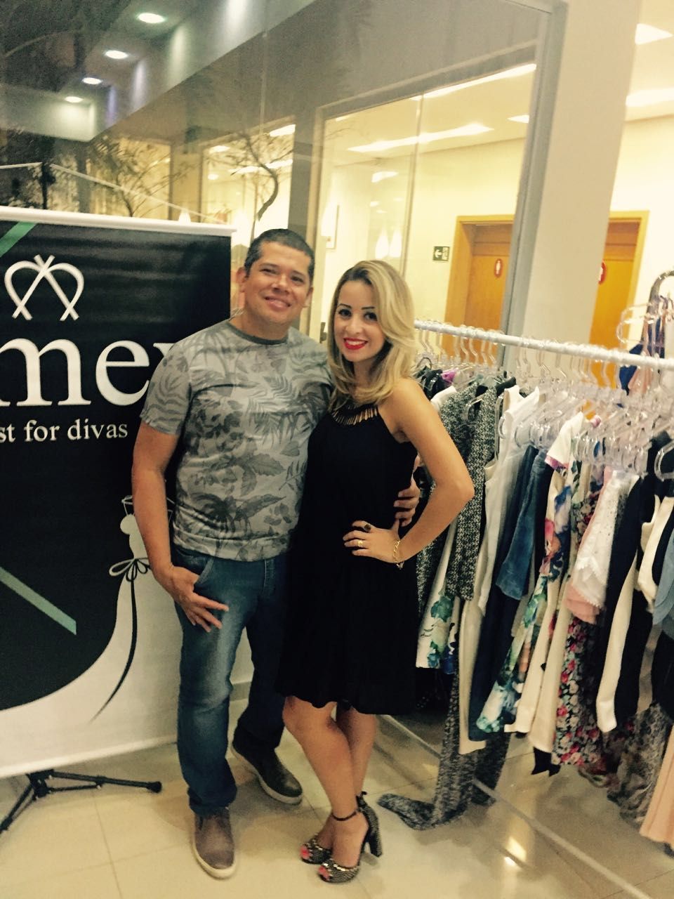 Estilista Claudio Cavalcanti e a CEO da Amey, Amanda Brito (Divulgação)