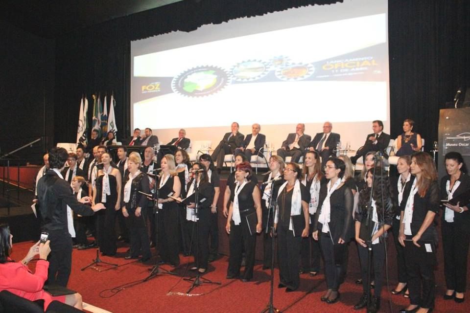 Durante apresentação, coral cantou cinco músicas da MPB (Divulgação/CREA-PR)