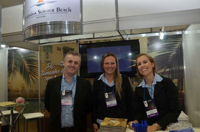 O gerente do Summer Beach Vilmar Donati, com Tatiane Hamilko e Letícia Conde, do setor comercial (Bebel Ritzmann)