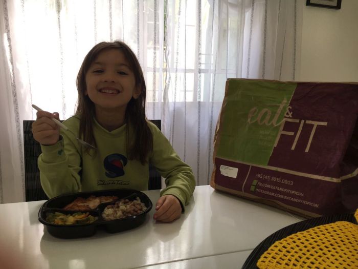 A pequena Ananda, de 5 anos, faz as refeições certinho