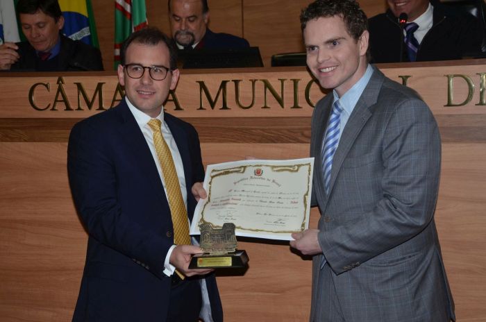 Verador Bruno Pessuti entrega a homenagem a Alessandro Panasolo (Bebel Ritzmann)