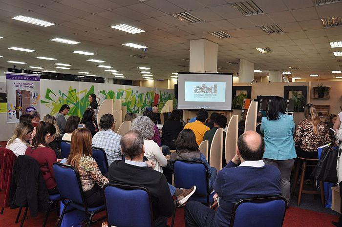 Whorkshop sobre cores e inspirações no estande da ABD-PR (Gisele Rossi)