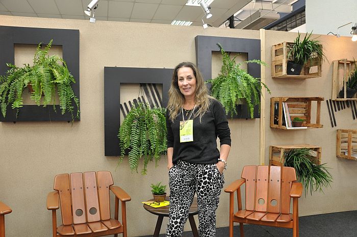 Designer de interiores Raquel Frizzas criou o ambiente do estande da ABD-PR (Gisele Rossi)