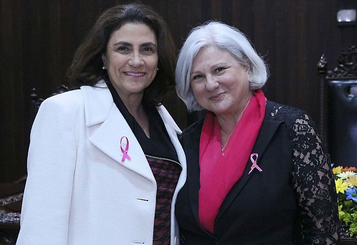  A secretária-geral Márcia Maluf com a desembargadora Lenice Bodstein, Ouvidora Substituta do TJPR, na abertura do Simpósio (Com informações da assessoria de comunicação do TJPR – Fotos: TJPR)
