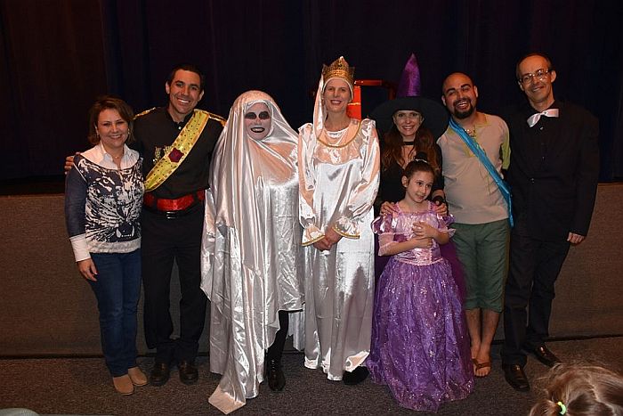 A vice-presidente Daniela Ballão com os integrantes do grupo de teatro da CAA-PR