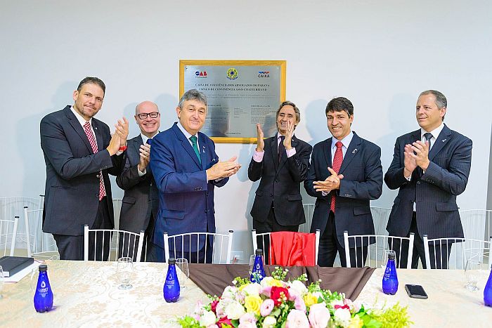 Diretorias da OAB, CAA-PR e Subseção descerraram a placa inaugural (OAB Assis Chateaubriand)