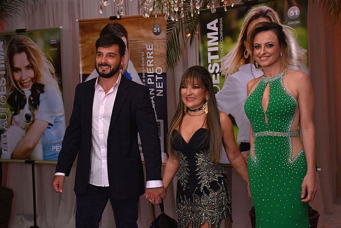 A publisher Yumi Okamura, ladeada pelo advogado Jean Pierre Neto e empresária Rita de Cássia Cordeiro (Bebel Ritzmann)
