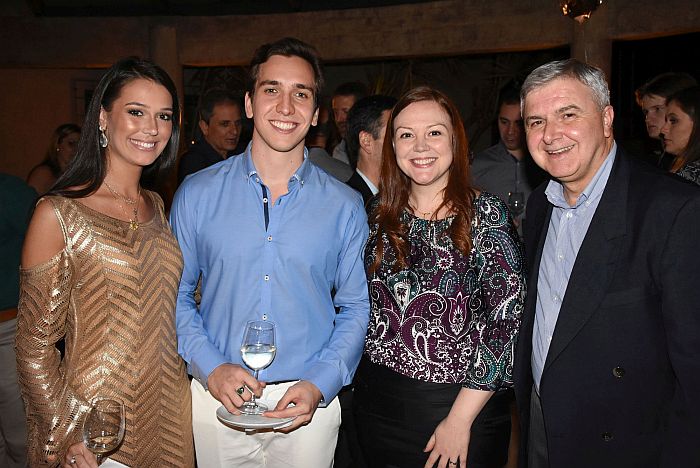 Victória Andretta, André Torres com os médicos patologistas Ana Paula Martins Sebastião e Luiz Martins Collaço Victória Andretta, André Torres com os médicos patologistas Ana Paula Martins Sebastião e Luiz Martins Collaço