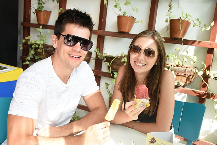 De Blumenau em férias no litoral catarinense, os namorados Rodrigo Salomon e Julia Hansen foram conhecer a novidade - Foto: Bebel Ritzmann De Blumenau em férias no litoral catarinense, os namorados Rodrigo Salomon e Julia Hansen foram conhecer a novidade - Foto: Bebel Ritzmann
