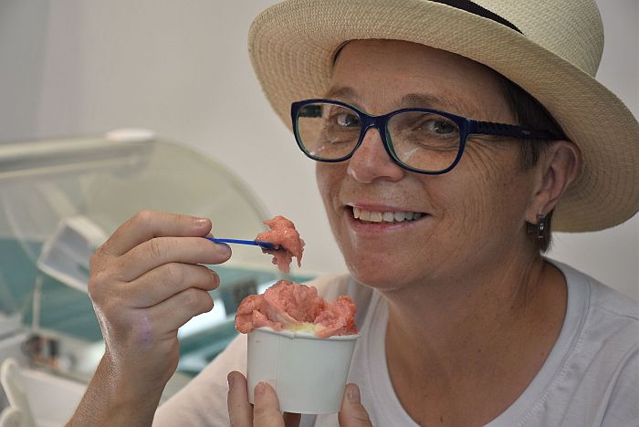 O gelato italiano foi a escolha da empresária Mary Derosso, sócia proprietária da Pousada João de Barro, na Barra do Turvo - Foto: Bebel Ritzmann O gelato italiano foi a escolha da empresária Mary Derosso, sócia proprietária da Pousada João de Barro, na Barra do Turvo - Foto: Bebel Ritzmann