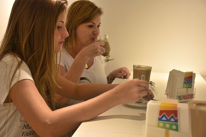 O cardápio de cafés e lanches da Sormetier também foi aprovado por Lilian Forlin e Thais Forlin, mãe e filha em férias na cidade - Foto: Bebel Ritzmann O cardápio de cafés e lanches da Sormetier também foi aprovado por Lilian Forlin e Thais Forlin, mãe e filha em férias na cidade - Foto: Bebel Ritzmann