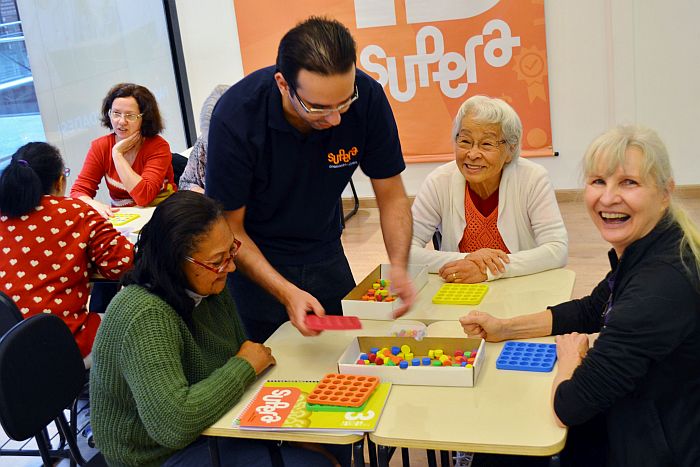 Idosos ativos exercitam a mente com jogos no SUPERA. Além de estimular o cérebro, prática garante diversão e interação social