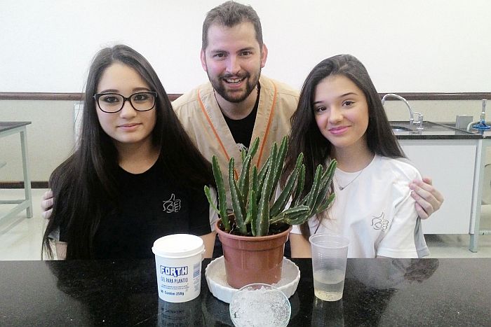 Cindy e Júlia com o professor orientador Guilherme Teitge - Créditos: Lívia Mattos
