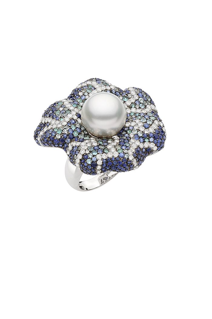 Anel em ouro branco com topázios London blue, topázios azuis, brilhantes e pérola