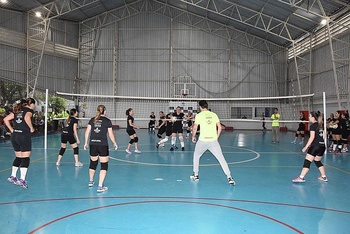 Giba participou de jogo com as atletas do Vôlei Legal (Heloisa Rego) Giba participou de jogo com as atletas do Vôlei Legal (Heloisa Rego)