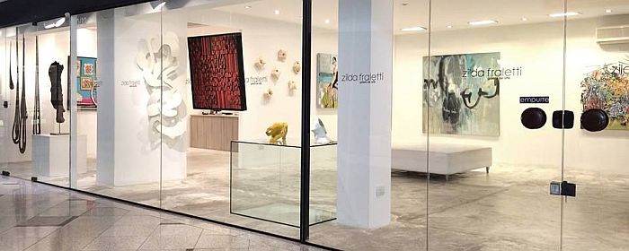  A galeria Zilda Fraletti está localizada na Avenida Batel, 1750 - lojas 08, 10 e 12, em Curitiba