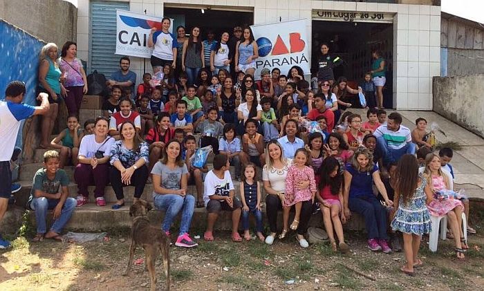 Crianças da Ong Um Lugar ao Sol receberam kits de Páscoa no sábado, 15 de abril