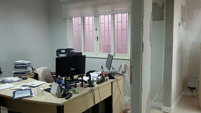 Fiações das redes telefônica e elétrica foram substituídas e embutidas na parede