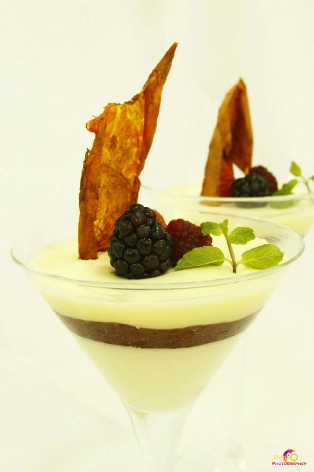 Verrine com compota de morangos com tomate, bavarois de lavanda e balsâmico (Divulgação)