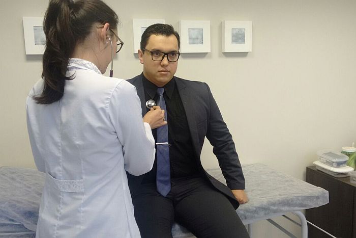 O advogado Rafael de Melo Macedo recebe atendimento no Consultório Médico da CAA (Divulgação)