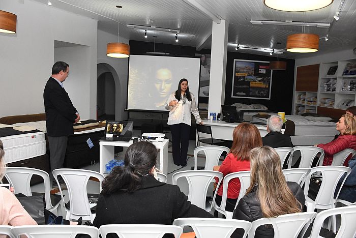 Diretora da ABD-PR, Silvia Pedroso Xavier, apresenta a iniciativa aos presentes (Bebel Ritzmann) Diretora da ABD-PR, Silvia Pedroso Xavier, apresenta a iniciativa aos presentes (Bebel Ritzmann)