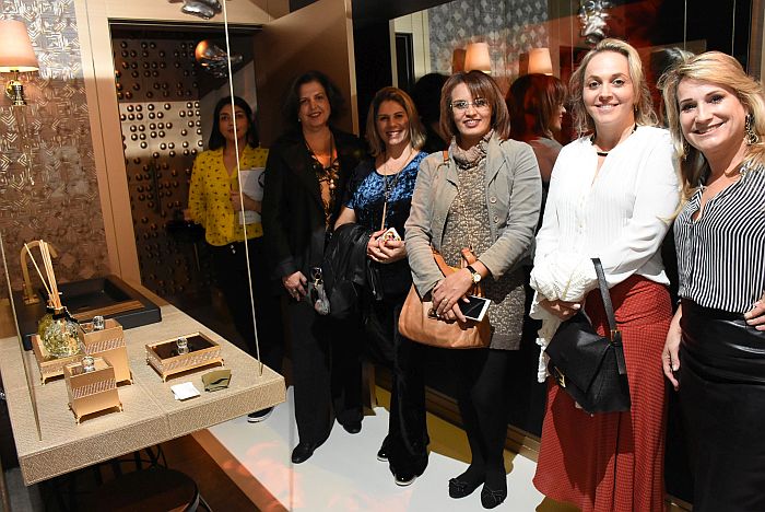 Jane Rocha com as visitantes no Hall de Circulação e Toilette Social  (Bebel Ritzmann)