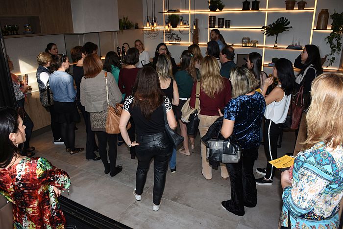 Karin Brenner coordenada a visita à mostra no Jockey Club do Paraná  (Bebel Ritzmann)