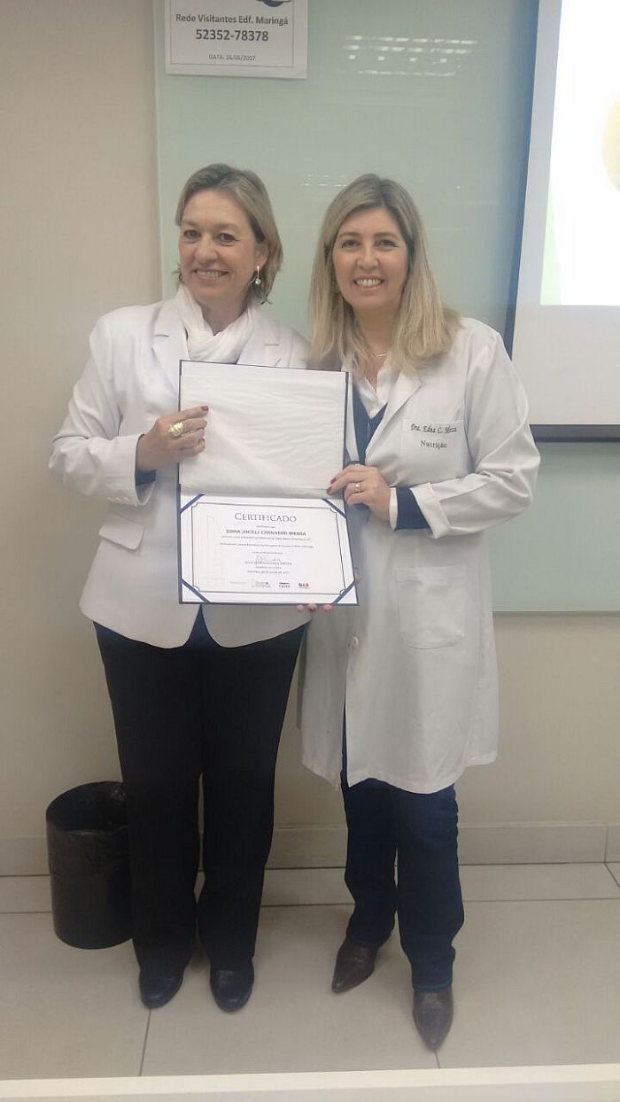 Diretora Julia Arruda entregou certificado para a nutricionista Edna Messa