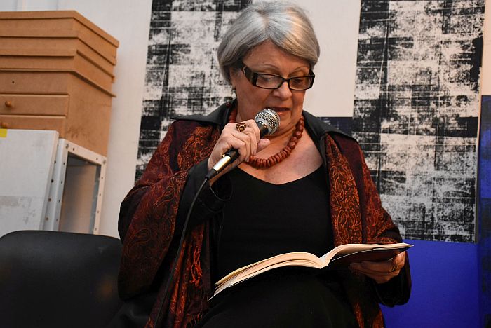 Etel Frota faz a leitura da poesia 