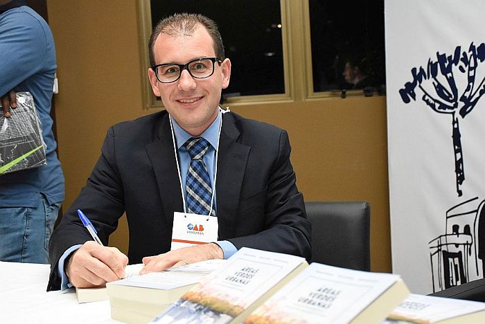 Alessandro Panasolo na sessão de autógrafos na sede da OAB Paraná