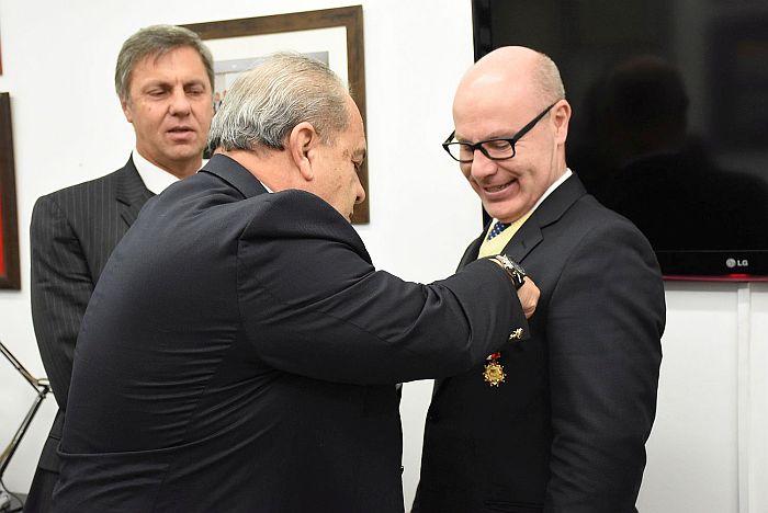 Branco entrega homenagem ao advogado Alexandre Quadros, secretário-geral adjunto da OAB Paraná (Bebel Ritzmann)