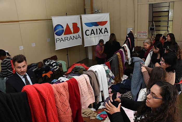 Roupas foram penduradas em varal para que as pessoas pudessem escolher