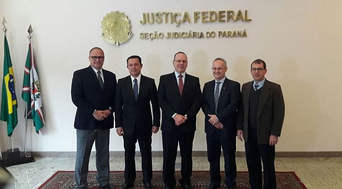 O presidente da APEP, Eroulths Cortiano Junior, ao lado dos novos diretores da JFPR, Danilo Pereira Junior e Marcelo Malucelli, e dos advogados Alexandre Salomão e Alessandro Panasolo, diretor tesoureiro da CAA-PR