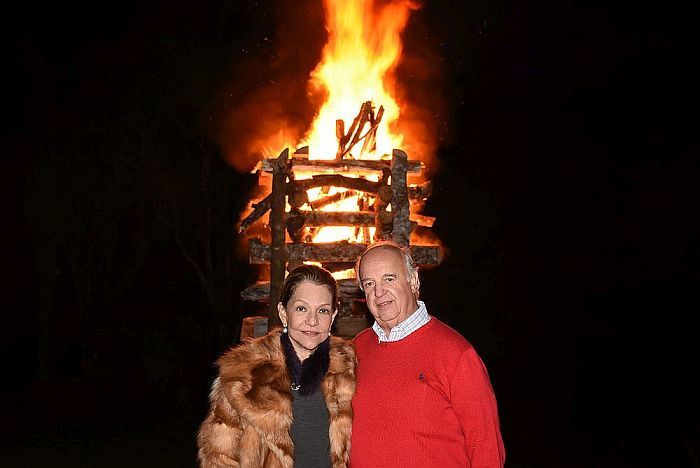À frente da fogueira o Dr. Aristides de Athayde Neto e sua esposa Elizabete (Divulgação)