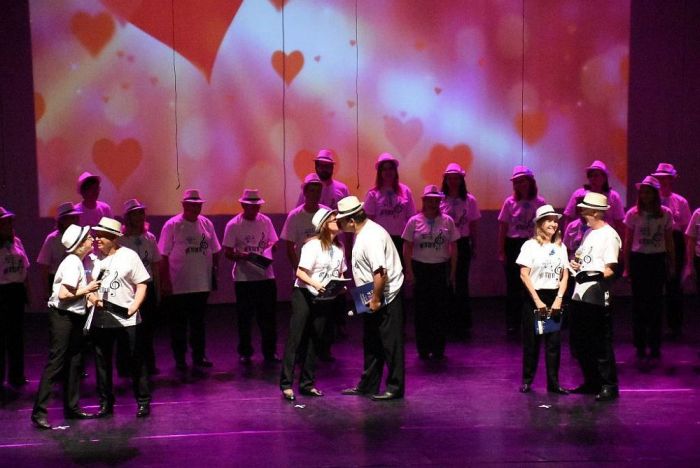 Coralistas encenaram diálogos inspirados na obra de Tom Jobim - Foto: Bebel Ritzmann/CAA-PR
