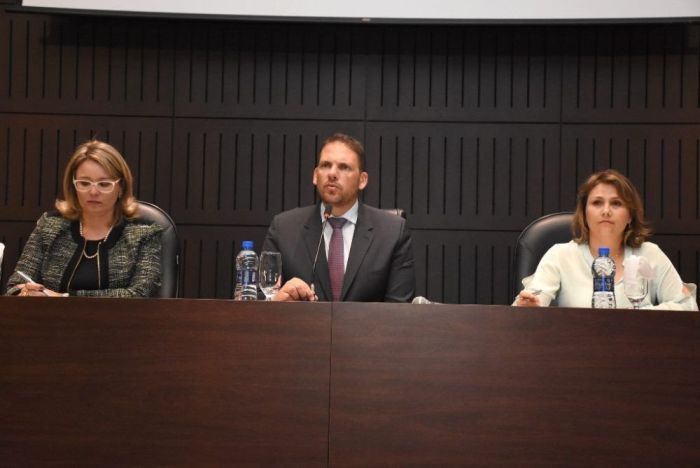 A vice-presidente Daniela Ballão Ernlund compôs mesa de abertura do curso ao lado do presidente da OAB Paraná, José Augusto Araújo de Noronha, e da presidente da Comissão de Direito do Trabalho, Christhyanne Bortolotto - Foto: Divulgação
