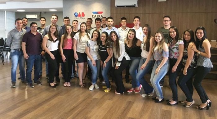 Formandos de Direito conheceram todos os serviços e benefícios oferecidos pela CAA-PR no Edifício Maringá dia 22 de setembro, acompanhados pelo professor Sergio Canan - Foto: Divulgação