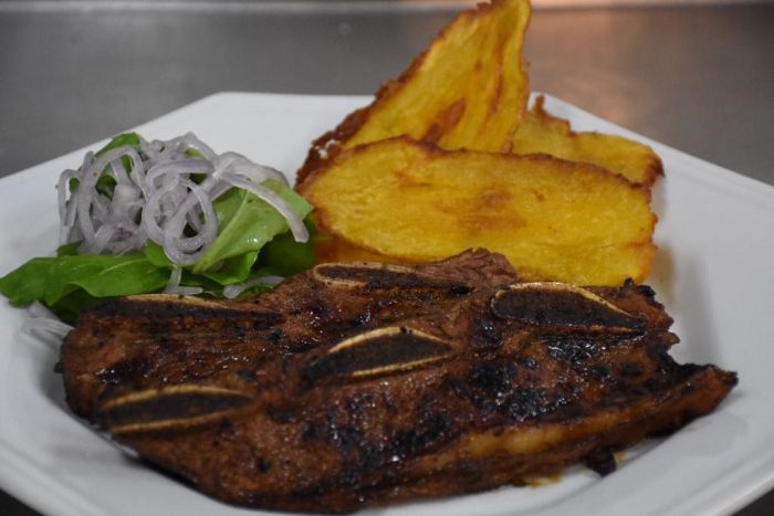 Assado de Tira com Mix de Tubérculos e Saladinha de Rúcula e Cebola, prato da MasterChef Dayse Paparoto - Foto: Bebel Ritzmann Assado de Tira com Mix de Tubérculos e Saladinha de Rúcula e Cebola, prato da MasterChef Dayse Paparoto - Foto: Bebel Ritzmann