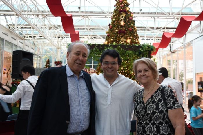 Luiz Celso e Suzana Branco com o cantor Plínio Oliveira, do Coral da Paz - Foto:Bebel Ritzmann