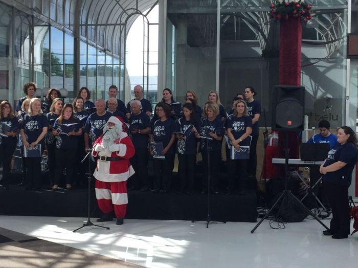 Coral da CAA e OAB Paraná cantou músicas de Natal no Shopping Novo Batel no último domingo (3) - Foto: Divulgação