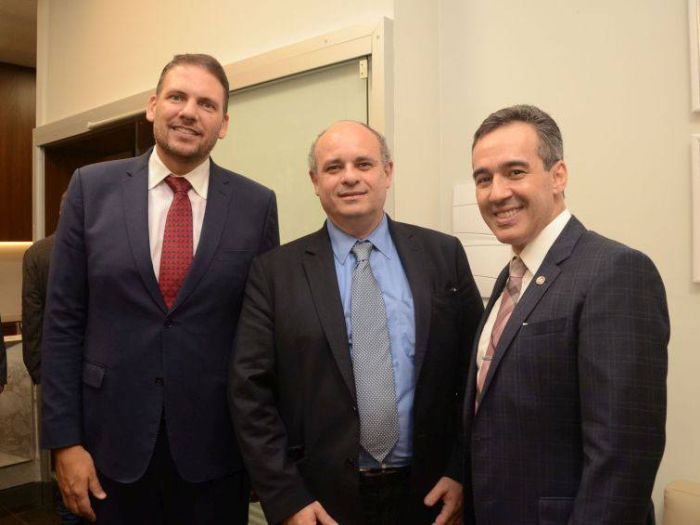 Helcio Kronberg entre José Augusto Araújo de Noronha e Sérgio Rocha Pombo - Foto: Zinho Gomes